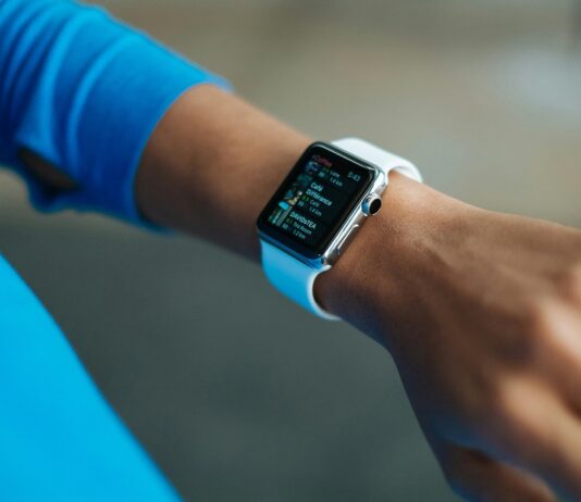 muestra-smartwatch-en-muñeca-hombre