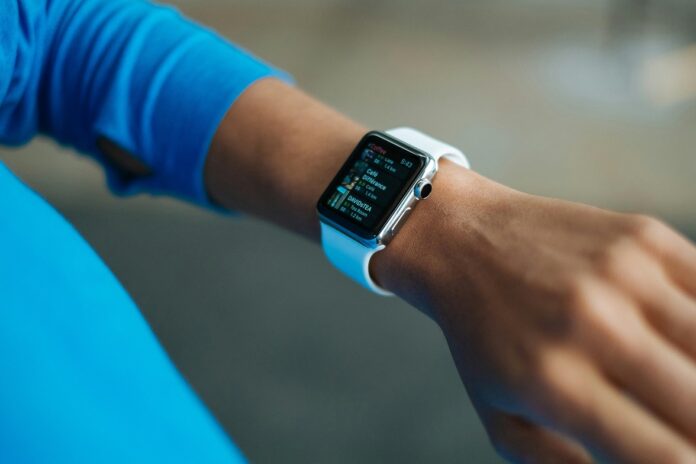 muestra-smartwatch-en-muñeca-hombre