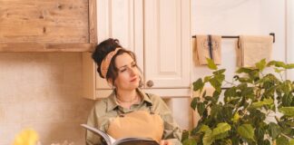 mujer-en-la-cocina-pensando-que-cocinaré-hoy