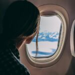 mujer-observa-nubes-ventanilla-avion