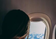 mujer-observa-nubes-ventanilla-avion