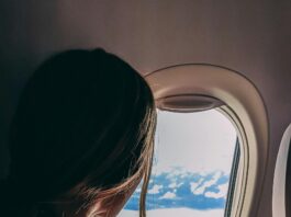 mujer-observa-nubes-ventanilla-avion