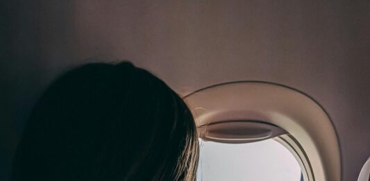 mujer-observa-nubes-ventanilla-avion