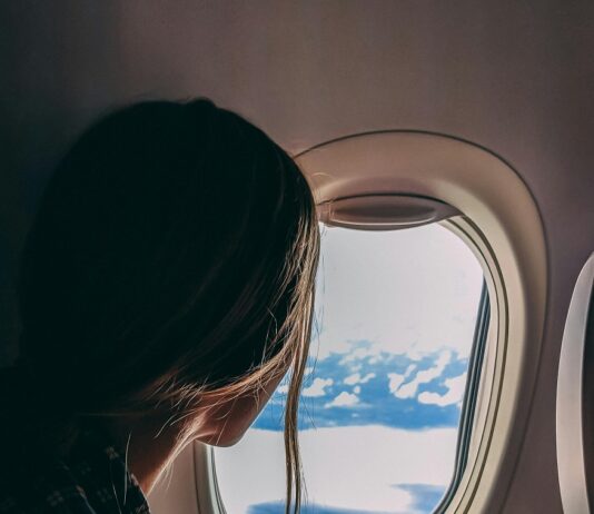 mujer-observa-nubes-ventanilla-avion