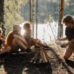 cuatro adolescentes en el campo hablando y pasánsolo bien