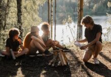 cuatro adolescentes en el campo hablando y pasánsolo bien
