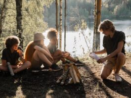 cuatro adolescentes en el campo hablando y pasánsolo bien