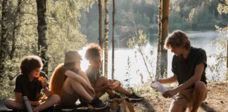 cuatro adolescentes en el campo hablando y pasánsolo bien