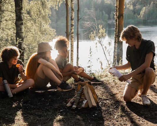 cuatro adolescentes en el campo hablando y pasánsolo bien