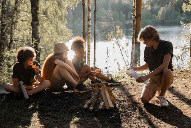 cuatro adolescentes en el campo hablando y pasánsolo bien