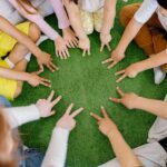 Niños jugando en círculo