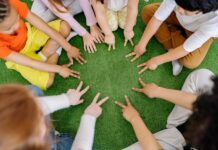 Niños jugando en círculo