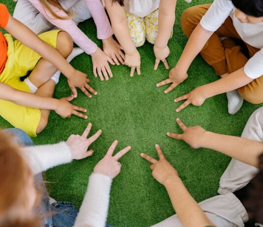 Niños jugando en círculo