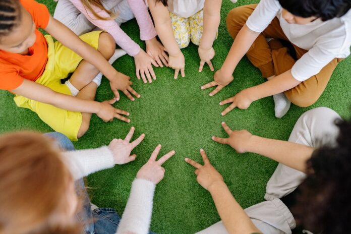 Niños jugando en círculo