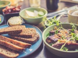Desayuno saludable para personas con diabetes con tostadas integrales, aguacate, semillas y café en mesa equilibrada