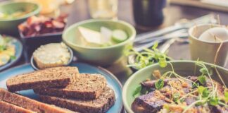 Desayuno saludable para personas con diabetes con tostadas integrales, aguacate, semillas y café en mesa equilibrada