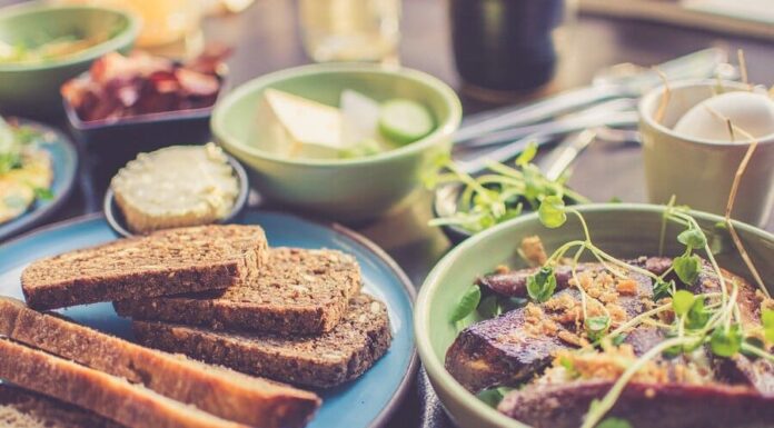 Desayuno saludable para personas con diabetes con tostadas integrales, aguacate, semillas y café en mesa equilibrada