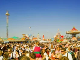 parque atracciones y multitud de gente