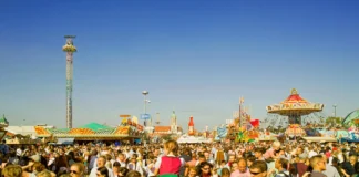 parque atracciones y multitud de gente