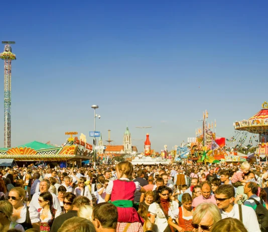 2026 no empieza de cero: empieza contigo parque atracciones y multitud de gente