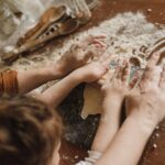 niños en la cocina ayudando a amasar la harina