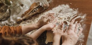 niños en la cocina ayudando a amasar la harina