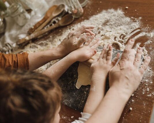 Harina de espelta: qué es, qué aporta y cómo usarla si tienes diabetes niños en la cocina ayudando a amasar la harina
