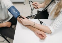 Profesional médico midiendo la presión arterial