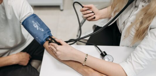 Profesional médico midiendo la presión arterial