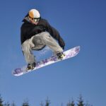 Un espectacular salto de un snowboard
