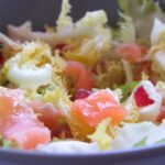 Ensalada fresca con aguacate, salmón y escarola