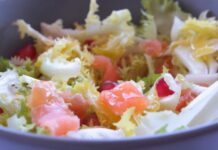Ensalada fresca con aguacate, salmón y escarola