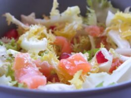 Ensalada fresca con aguacate, salmón y escarola