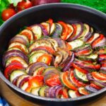 Plato con verduras asdas con calabaciones, berenjenas, pimientos rojos y cebolla y salpicada de tomillo