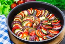 Plato con verduras asdas con calabaciones, berenjenas, pimientos rojos y cebolla y salpicada de tomillo
