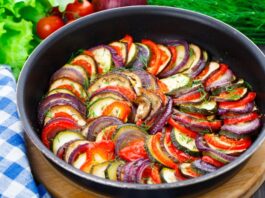 Plato con verduras asdas con calabaciones, berenjenas, pimientos rojos y cebolla y salpicada de tomillo