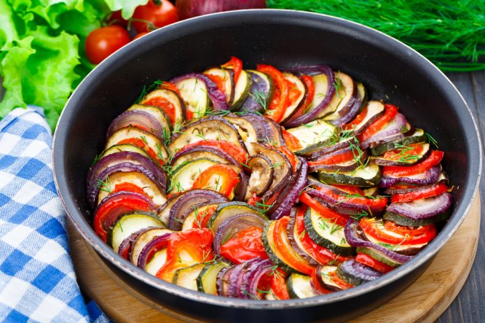 Receta en soluciones-diabetes-hortalizas-horno-tomillo Plato con verduras asdas con calabaciones, berenjenas, pimientos rojos y cebolla y salpicada de tomillo