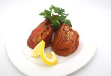 Plao con un pimientos rojos rellenos de arroz.