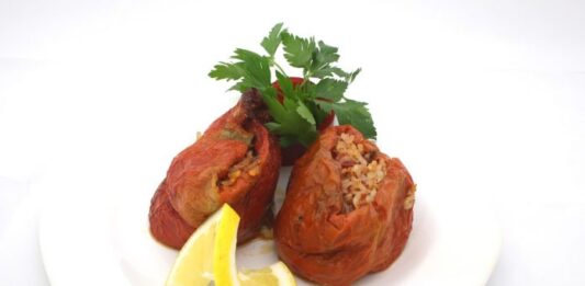 Plao con un pimientos rojos rellenos de arroz.