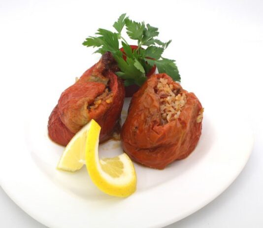 Plao con un pimientos rojos rellenos de arroz.