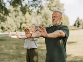 Tai Chi y diabetes: ejercicio suave para moverse mejor y cuidar la glucemia Dos personas adultas practican Tai Chi al aire libre en un parque, una actividad suave y de bajo impacto adecuada para mejorar equilibrio y movilidad.