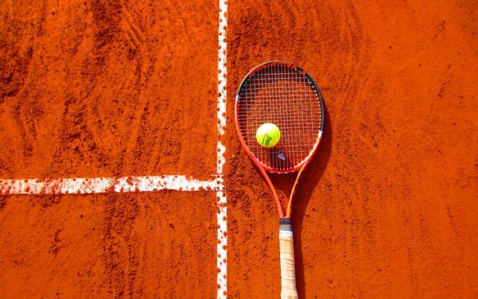 tenis Raqueta de tenis y pista de tierra batida