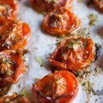 Tomates asados con ajo y especias