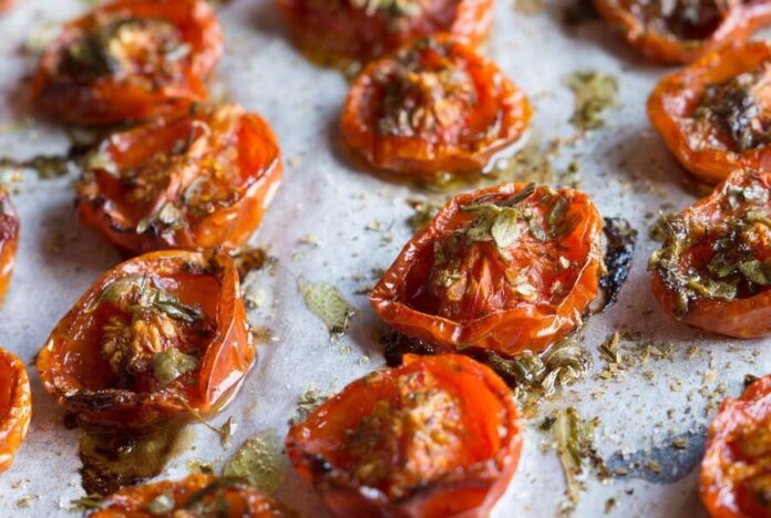 Tomates asados con ajo y especias