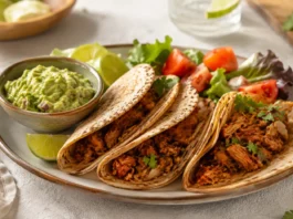 Tortillas integrales crujientes con cerdo especiado y guacamole casero adaptadas para personas con diabetes