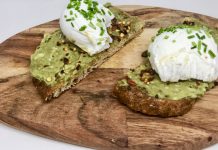 Receta de tostadas con aguacate y huevo