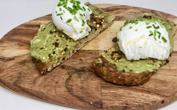 Receta de tostadas con aguacate y huevo