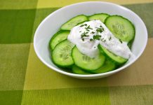 Deliciosa salsa de yogur griego ideal para picar