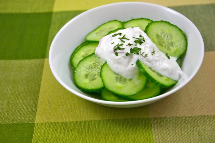 Tzatziki-pepino Deliciosa salsa de yogur griego ideal para picar