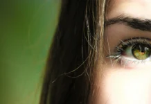 Retinopatía diabética: la historia de cómo aprendimos a ver lo invisible Perfil de una chica, muestra solo un ojo, el otro queda ocultado. Tiene los ojos de color verde y una melena lacia.